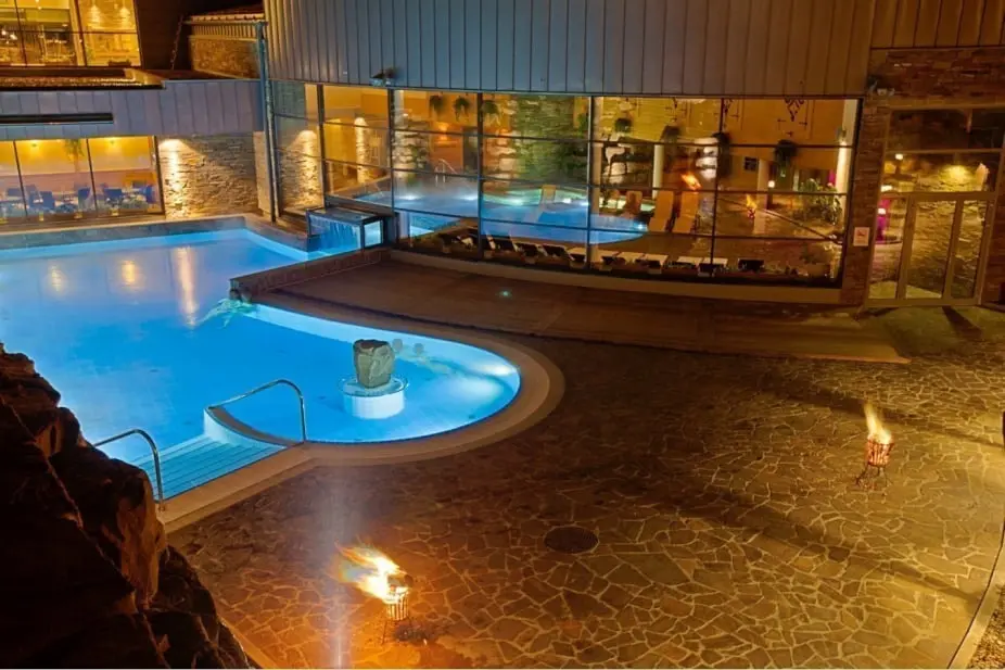 Baseny termalne białka Tatrzańska